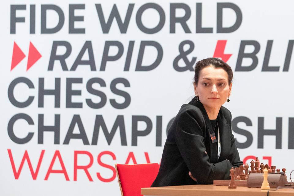 Alexandra Kosteniuk bei einer Schachpartie.